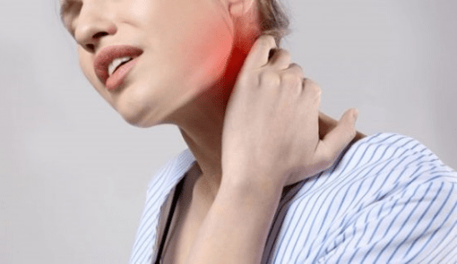 With osteochondrosis, pain in the neck and shoulders appears